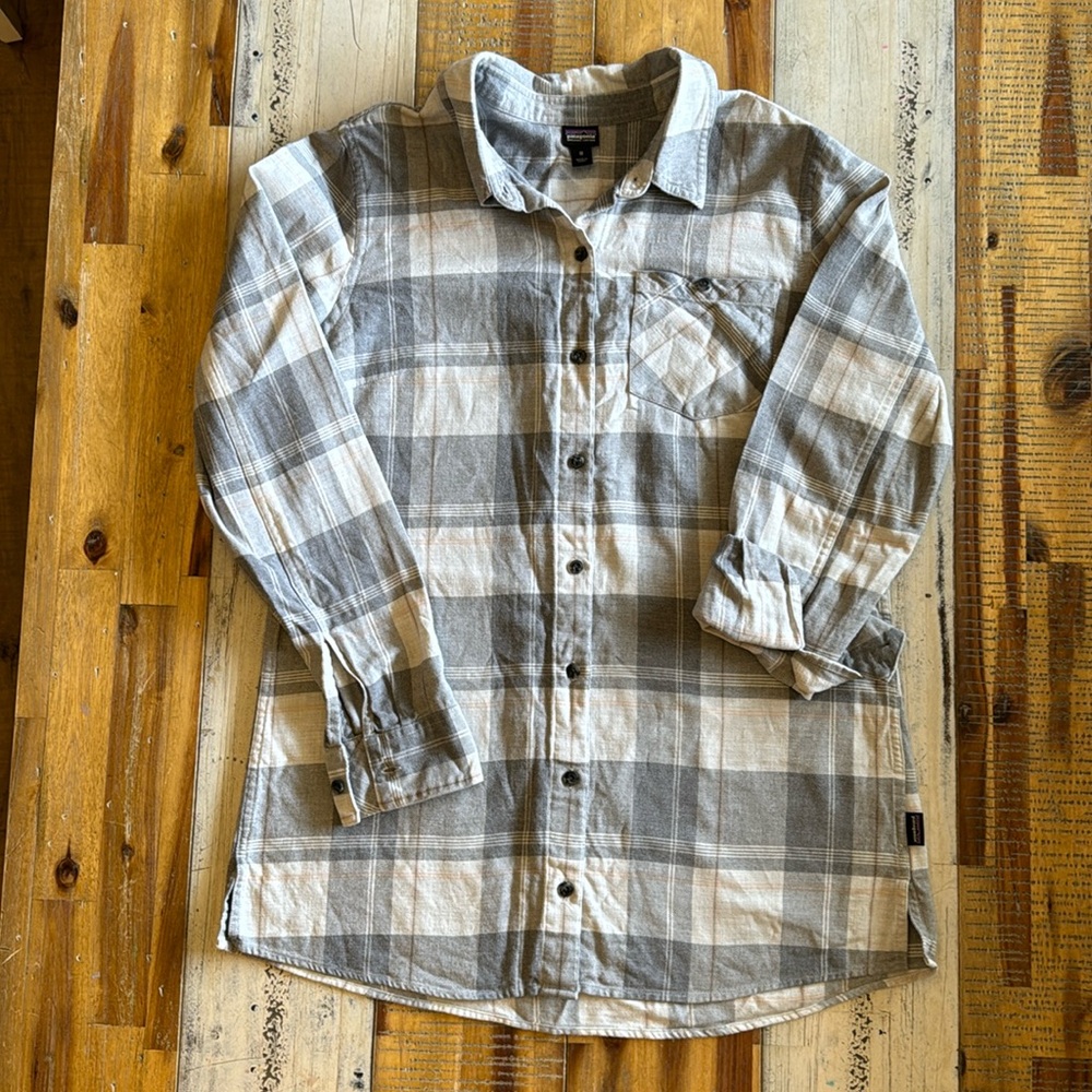 Women’s medium grey Patagonia flannel.